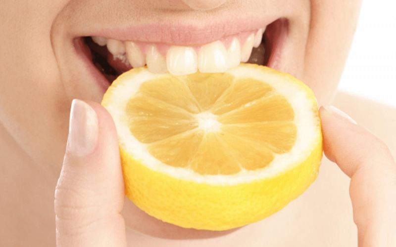 Cách làm trắng răng tại nhà vô cùng tiết kiệm với nước cốt chanh