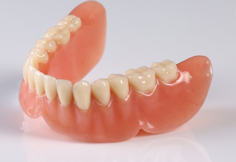 Các phương pháp làm răng – phục hình răng dành cho người già