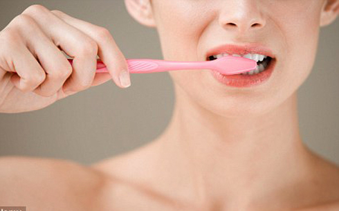 Đâu là nguyên nhân gây nên việc chảy máu chân răng?