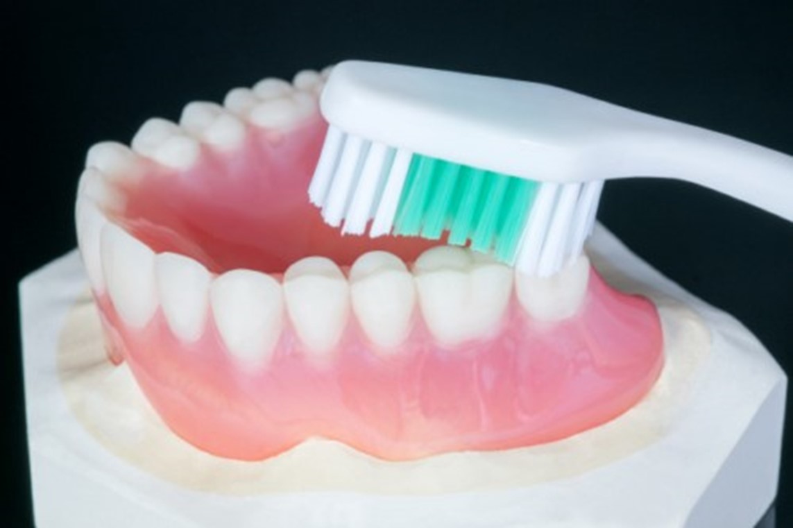 Làm phương pháp răng giả tháo lắp nhựa dẻo có tốt không?