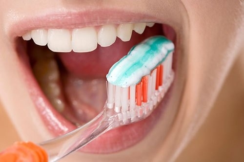 Vệ sinh răng miệng sau khi trồng răng implant như thế nào?